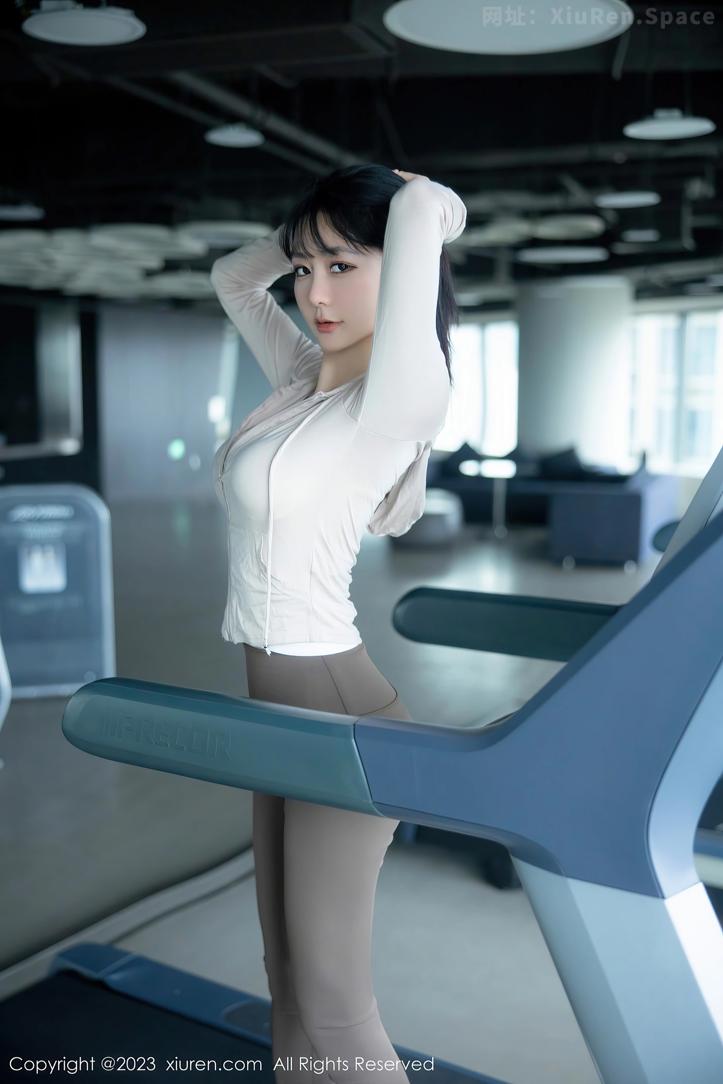 图片[3]-[XiuRen秀人网]2023.05.05 NO.6683 健身房运动美女 幼幼 紧身小背心加瑜伽裤性感私房写真集-秀人网官方网站